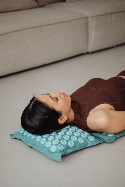 How to Use an Acupressure Mat and pillow